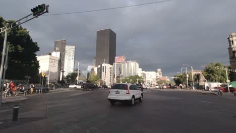 Bewölkter-Morgen-In-Mexiko-stadt-Cdmx-Dunkles-Wetter-Autos-Fahren-Bürojobs-Straße-Alltag-Mexikaner-Innenstadt