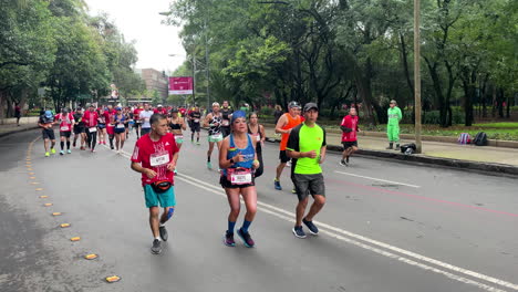 Zeitlupenaufnahme-Von-Läufern-Beim-Marathon-In-Mexiko-Stadt-Am-Morgen-Während-Der-Ausgabe-2022