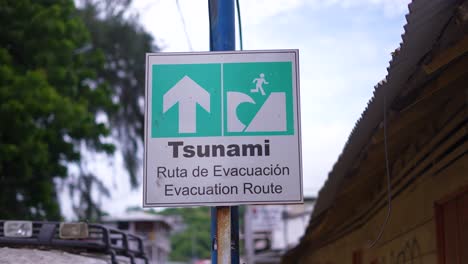 Señal-De-Tránsito-De-Tsunami,-Ruta-De-Evacuación-De-La-Playa