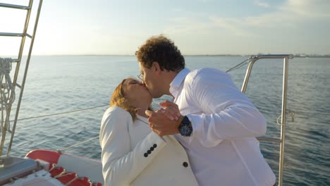 Glückliches-Paar-Mittleren-Alters-Küsst-Sich-Auf-Einem-Segelschiff