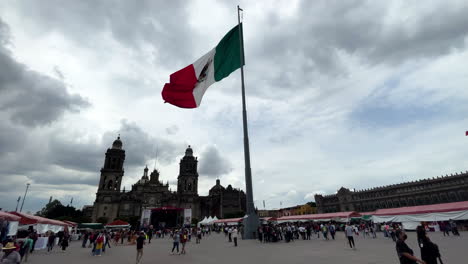 Zeitlupenaufnahme-Der-Mexikanischen-Flagge,-Die-Im-Zocalo-Von-Mexiko-Stadt-Vor-Der-Kathedrale-Der-Metropole-Weht