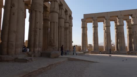 Touristen,-Die-Fotos-An-Den-Ruinen-Des-Luxor-tempels-In-ägypten-Machen