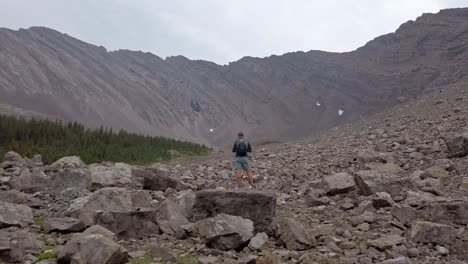 Excursionista-Comprobando-El-Mapa-En-El-Valle-Se-Acercó-Desde-La-Parte-Posterior-Rockies-Kananaskis-Alberta-Canada