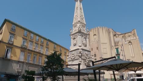 Touristen-Zu-Fuß-Vorbei-Obelisk-Guglia-Der-Unbefleckten-Jungfrau-Auf-Der-Piazza-Gesu-Nuovo-In-Neapel-Napoli,-Italien
