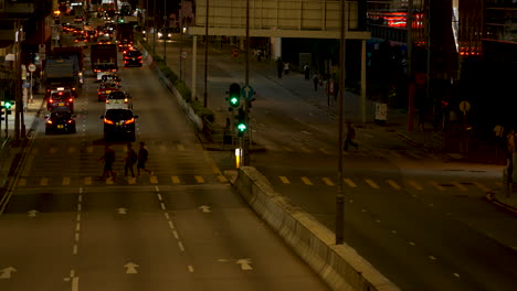 Verkehr-Auf-Einer-Belebten-Straße-Nachts-In-Hongkong