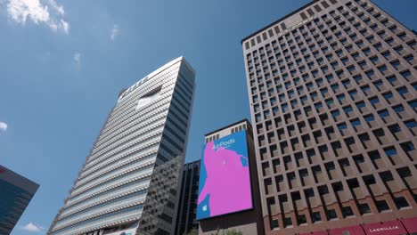 Digitale-Plakatwand-Am-Cheonggye-Square-Wirbt-Für-Apple-Airpods-Auf-Einem-Massiven-An-Der-Wand-Montierten-Display,-Seoul,-Südkorea---Schwenk-Nach-Links
