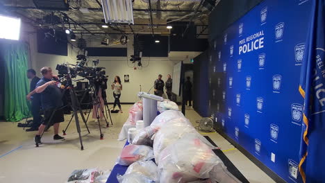 Polizeinachrichten-Pressevorbereitung,-Um-über-Riesige-Mengen-Beschlagnahmter-Illegaler-Drogen-Zu-Sprechen