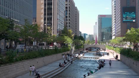 Wonderful-view-of-the-Cheonggye-Stream-at-downtown-of-Seoul