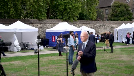 Mediensendungen-Zelte-In-Den-Abingdon-Street-Gardens,-Die-Am-5.-September-2022-über-Großbritanniens-Nächsten-Premierminister-Berichten