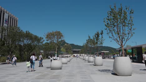 Modern-Renovierter-Gwanghwamun-Plaza-Park-Mit-Massen-Von-Touristen-An-Klaren-Himmelstagen