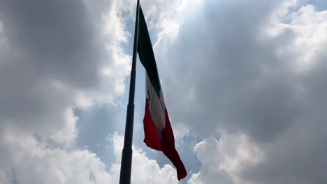 Zeitlupenaufnahme-Der-Flagge-Mexikos,-Die-Im-Zocalo-Von-Mexiko-Stadt-Am-Fahnenmast-Weht