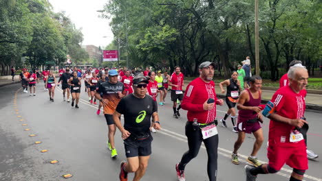 Zeitlupenaufnahme-Eines-Teams-Von-Läufern-Während-Des-Marathons-In-Mexiko-Stadt-2022