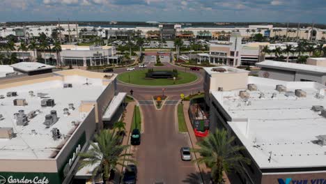 4K-Drohnenvideo-Eines-Verkehrskreisels-Im-Einkaufszentrum-Der-Universität-Im-Stadtzentrum-Von-Sarasota,-Florida