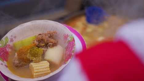 Comida-Callejera,-Nicaragua,-San-Juan-Sur,-Tortillas-De-Maiz,-Vendedor-Ambulante,-Buhonero,-Managua,-Sopa-De-Verduras