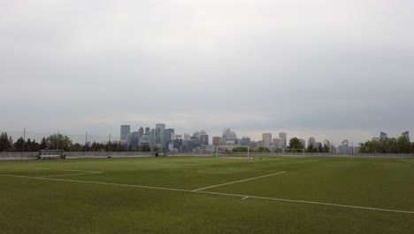 Fußballplatz-Mit-Skyline-Der-Stadt-Pan-Calgary-Alberta-Kanada