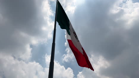 Zeitlupenaufnahme-Der-Flagge-Mexikos,-Die-An-Einem-Bewölkten-Tag-Im-Zocalo-Von-Mexiko-Stadt-Weht