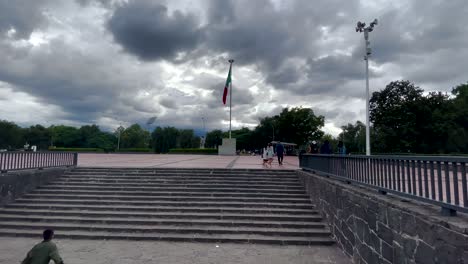 Toma-De-Las-Escaleras-De-Entrada-Principal-A-La-Ciudad-Universitaria-De-La-Unam-En-La-Ciudad-De-México
