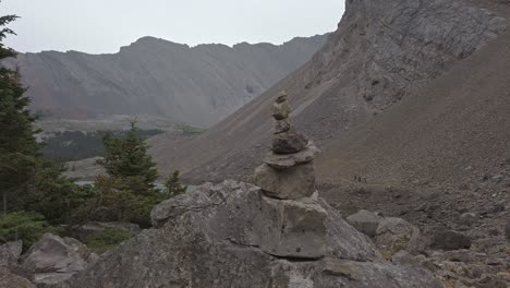 Cairn-Rock-Excursionistas-En-El-Fondo-Se-Acercó-A-Las-Montañas-Rocosas-De-Kananaskis,-Alberta,-Canadá