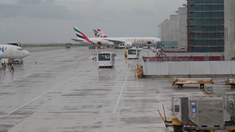 Aeropuerto-Internacional-De-Velana-En-Macho-En-Un-Ajetreado-Día-Nublado-Con-Autobuses-Y-Aviones-Estacionados-Afuera