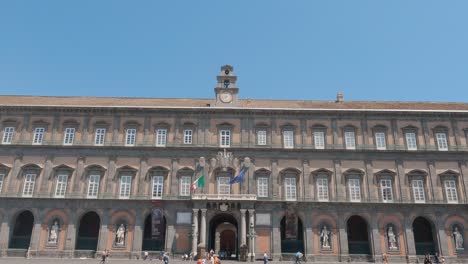 Vista-Del-Palacio-Real-De-Nápoles-En-Italia,-Fachada-En-Piazza-Del-Plebiscito,-Gente-Haciendo-Turismo