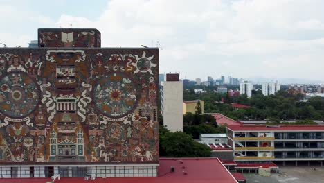 Ikonisches-Wandbild-Der-Zentralbibliothek-Mit-Der-Skyline-Von-Mexiko-Im-Hintergrund