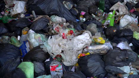 Müll,-Der-Vor-Der-Trennung-Und-Dem-Recycling-In-Einer-Abfallverarbeitungsanlage-Aufgehäuft-Wird