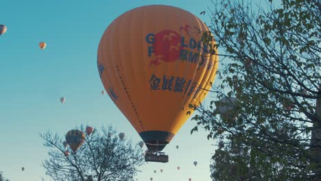 Hot-air-balloon-tours-at-Goreme,-Cappadocia