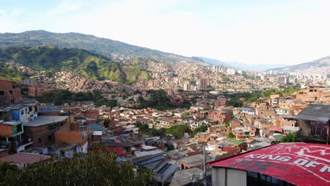 Schöne-Seitenansicht-In-San-Javier-Comuna-13-Medellin-Kolumbien-Bescheidene-Häuser,-Die-Im-Himmel-Tal-Der-Berge-Leuchten