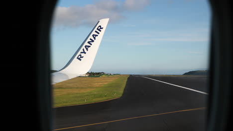 Punta-De-Ala-Vista-A-Través-Del-Ojo-De-Buey-Del-Avión-De-Ryanair-Mientras-Aterrizaba-En-La-Pista-Del-Aeropuerto-De-Lajes-En-La-Isla-De-Terceira-En-Azores