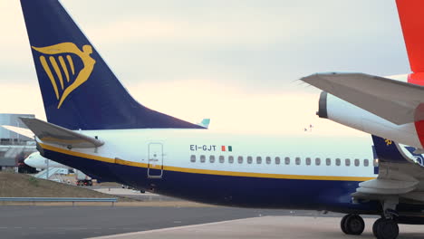Ryanair-Boeing-Flugzeuge-Fahren-Rückwärts-Zum-Start-Am-Flughafen-Humberto-Delgado-In-Lissabon,-Portugal