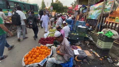 Street-side-fruit-market-at-Dhaka-City