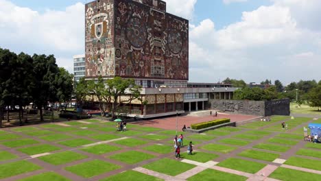 People-enjoying-sunny-day-in-Las-Islas-next-to-the-central-library-in-the-UNAM