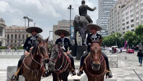 Aufnahme-Der-Berittenen-Polizei-Zu-Pferd-In-Der-Alameda-Central-Von-Mexiko-Stadt