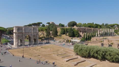 View-of-groups-of-tourists-next-to-Arch-of-Constantine-and-Roman-Forum-in-Rome,-Italy