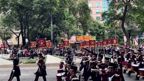 Zeitlupenaufnahme-Der-Sinfonie-Der-Mexikanischen-Armee-Während-Der-Militärparade-In-Der-Allee-Des-Paseo-De-La-Reforma-In-Mexiko-Stadt