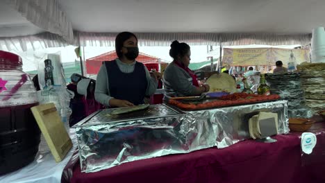Aufnahme-Von-Ein-Paar-Frauen,-Die-Traditionelles-Essen-In-Der-Innenstadt-Von-Mexiko-Stadt-Zubereiten
