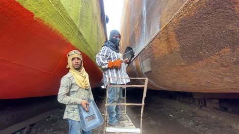 Hafenarbeiter-Beim-Schweißen-Auf-Einer-Schiffsbaustelle-In-Bangladesch