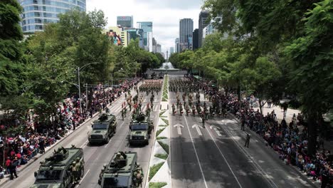 Drohnenaufnahme-Von-Panzern-Der-Mexikanischen-Armee,-Die-Sich-Bei-Der-Militärparade-Von-Mexiko-Stadt-Nähern