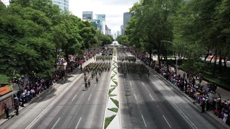 Drohnenaufnahme-Der-Mexikanischen-Armee,-Die-Sich-Der-Militärparade-In-Mexiko-Stadt-Nähert