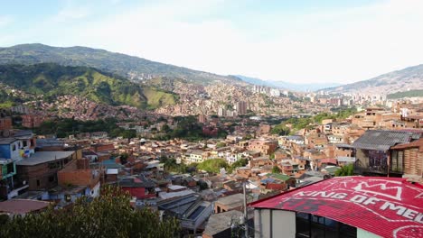 Valle-De-Montaña-Día-Soleado-En-El-Barrio-De-La-Comuna-13-En-Medellin-Colombia