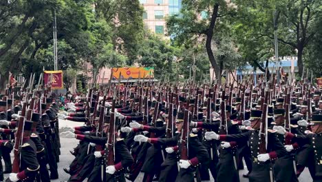 Toma-En-Cámara-Lenta-Del-Cuerpo-De-Guerra-Del-Ejército-Mexicano-Durante-El-Desfile-Militar