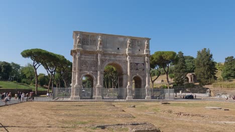 Visitantes-Caminando-Cerca-Del-Arco-Triunfal-De-Constantino-En-Roma,-Italia