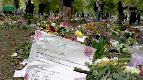 September-12-2022:-Hand-Written-Message-For-Queen-Elizabeth-II-On-White-Paper-Amongst-Floral-Tributes-At-Green-Park