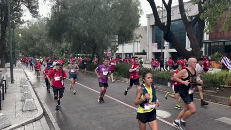 Schuss-Einer-Gruppe-Von-Läufern-Des-Mexiko-City-Marathons-2022,-Als-Sie-Durch-Die-Stadt-Fahren