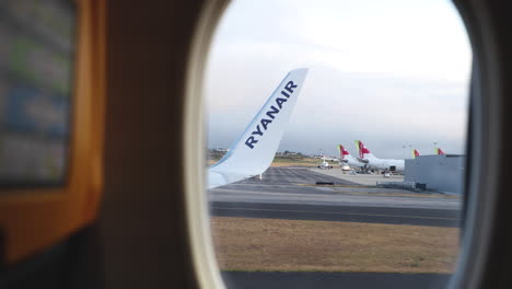 Ryanair-Logo-Auf-Dem-Flugzeugflügel,-Das-Während-Des-Starts-Am-Flughafen-Von-Lissabon-Durch-Das-Fenster-Gesehen-Wurde---Pov