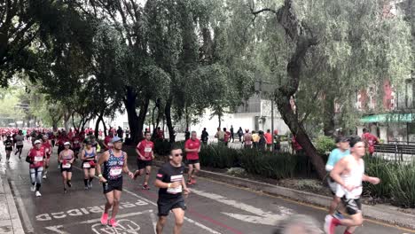 Aufnahme-Einer-Gruppe-Von-Läufern-Des-Mexiko-City-Marathons-2022-In-Beide-Richtungen