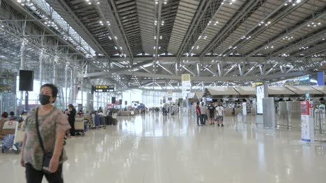 Pov-Im-Abflugterminal-Des-Flughafens-Suvannabhumi-Am-Check-in-schalter-Ohne-Passagier-Während-Des-Covid-ausbruchs