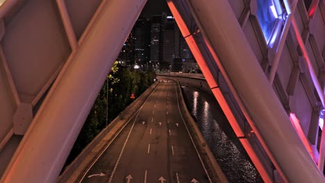 Filmmaterial-Der-Autobahnansicht-Von-Der-Fußgängerbrücke-Namens-Lintas-saloma-brücke-In-Der-Nähe-Von-Kuala-Lumpur-Petronas-Twin-Tower