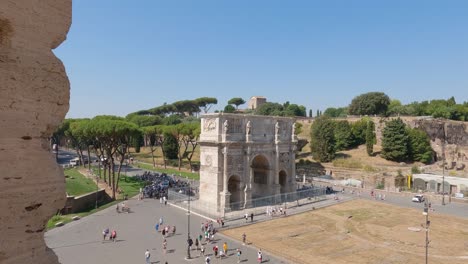 Groups-of-tourists-sightseeing-Arch-of-Constantine,-tourist-tours-in-Rome,-Italy