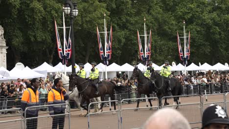 Met-Police-On-Horseback-Riding-Past-Crowds-And-Broadcast-Tents-Outside-Buckingham-Palace-After-Queen-Elizabeth-II's-Death